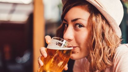 une femme boit de la bière