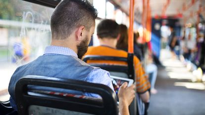 homme dans le bus