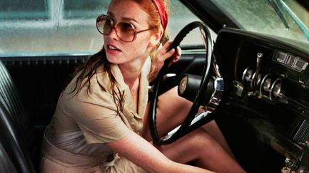 La dame dans l'auto avec des lunet