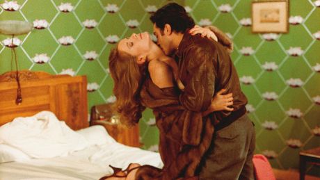 Une chambre en ville - Trailer