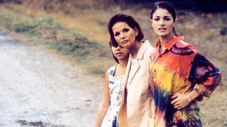 Sous les pieds des femmes - Trailer