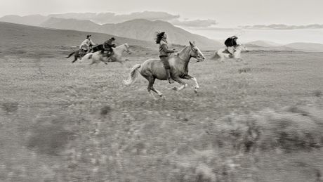 Les cavaliers des terres sauvages - Trailer
