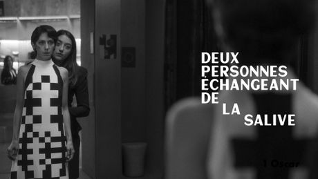 Deux personnes échangeant de la salive